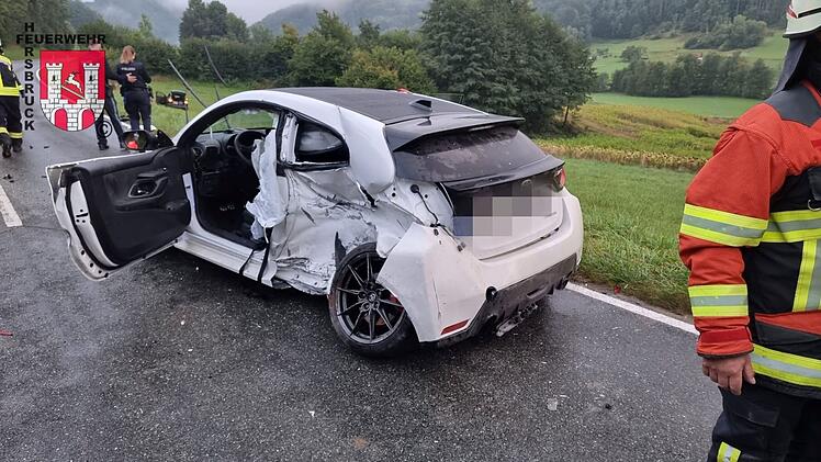 Happurg: Unfall nach "schwerem Zusammensto&szlig;" - Feuerwehren befreien Verletzte aus Auto