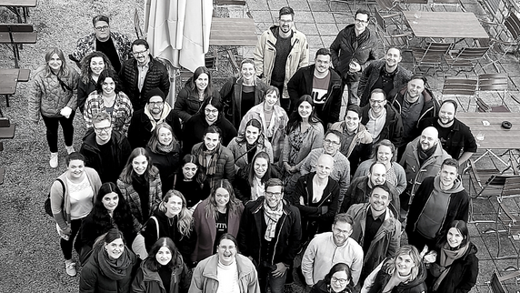 Team-Foto schwarz-weiß
