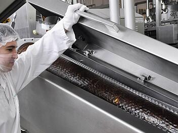 Der 20-jährige Christoph Kammerer am Kegelroller der Bonbonprägemaschine  Foto: Pauline Lindner