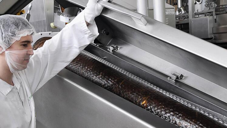 Der 20-jährige Christoph Kammerer am Kegelroller der Bonbonprägemaschine  Foto: Pauline Lindner