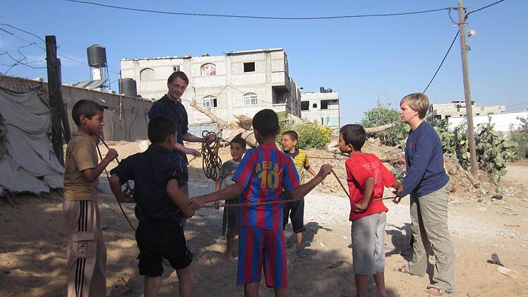 Im Team mit einem Dolmetscher.   Foto: Freunde der Erziehungskunst