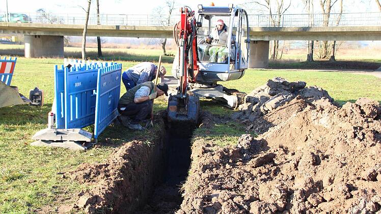 Am Festplatz in Höchstadt suchten die Leitungsexperten erst einmal die Gasleitung, um dieser mit ihrem neuen Graben aus dem Weg zu gehen. Foto: Andreas Dorsch