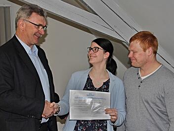 Sven Liebermann und Carolin Schulz (von rechts) freuen sich über einen Gutschein über eine Beratungsleistung im wert von 500 Euro, den ihnen Bürgermeister Helmut Dietz bei der Ratssitzung aushändigte. Die jungen Leute wollen ein altes Anwesen am Marktplatz um- und ausbauen und damit im Ortskern von Untermerzbach ein Wohnanwesen für sich schaffen. "Da ist der Scheck für Beratungsleistungen gut angelegt", meinte Dietz und hob positiv hervor, dass junge Menschen sich in der Gemeinde ansiedeln wo...