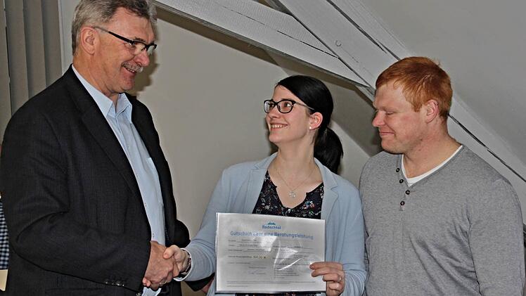 Sven Liebermann und Carolin Schulz (von rechts) freuen sich über einen Gutschein über eine Beratungsleistung im wert von 500 Euro, den ihnen Bürgermeister Helmut Dietz bei der Ratssitzung aushändigte. Die jungen Leute wollen ein altes Anwesen am Marktplatz um- und ausbauen und damit im Ortskern von Untermerzbach ein Wohnanwesen für sich schaffen. "Da ist der Scheck für Beratungsleistungen gut angelegt", meinte Dietz und hob positiv hervor, dass junge Menschen sich in der Gemeinde ansiedeln wo...