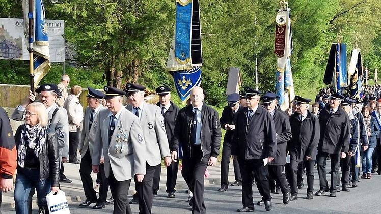 Seit 60 Jahren wallfahren Männer und Frauen aus den Soldatenkameradschaften und Reservistenvereinen aus Oberfranken zum "Heiligen Berg".  Fotos: Andreas Welz