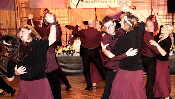 Die Gastgeber präsentierten "Tanz meets Rumba".Richard Sänger