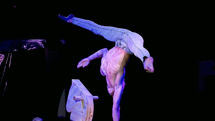 Direkt von der Artistenschule Berlin kommen die Absolventen auf ihrer Tour auch nach Langendorf in den Circus Luna. Archivfoto: Gerd Schaar