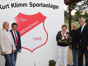 Offizielle Widmung der Kurt-Klimm-Sportanlage in Obersiemau (von links): Weggefährte und Altbürgermeister Günther Kob, Bürgermeister Rolf Rosenbauer, Stephanie Klimm, BLSV-Kreisvorsitzender Jürgen Rückert und Vorsitzender Wolfgang Kalb. Foto:  Michael Stelzner