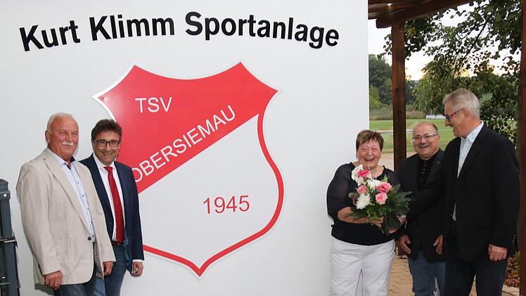 Offizielle Widmung der Kurt-Klimm-Sportanlage in Obersiemau (von links): Weggefährte und Altbürgermeister Günther Kob, Bürgermeister Rolf Rosenbauer, Stephanie Klimm, BLSV-Kreisvorsitzender Jürgen Rückert und Vorsitzender Wolfgang Kalb. Foto:  Michael Stelzner