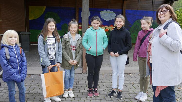 Das Siegertreppchen haben die "Crazy Girls"  von der evangelischen  Jugend mit  Gruppenleiterin Sylvia Wittmann (rechts) bei der Stadtrallye  des Jugendforums auf Platz eins erklommen. Den Sieg haben die Mädchen nach  Punkten errungen, sie wussten einfach viel. Foto: Manja von Nida