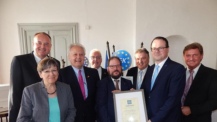 Der neue Träger der FEK-Europamedaille: Thomas       Zwiefelhofer (vorne, Zweiter von rechts) nach der Verleihung mit (von links) Laudator       Karel Boruvka,         Regierungspräsidentin Heidi Piwernetz, FEK-Präsident Gerhard         Krüger, Bürgermeister Harald Hübner, FEK-Vorstandsvorsitzenden             Wolfgang Otto, Landrat Klaus Peter Söllner und MdL Rainer         Ludwig. Foto: Horst Wunner