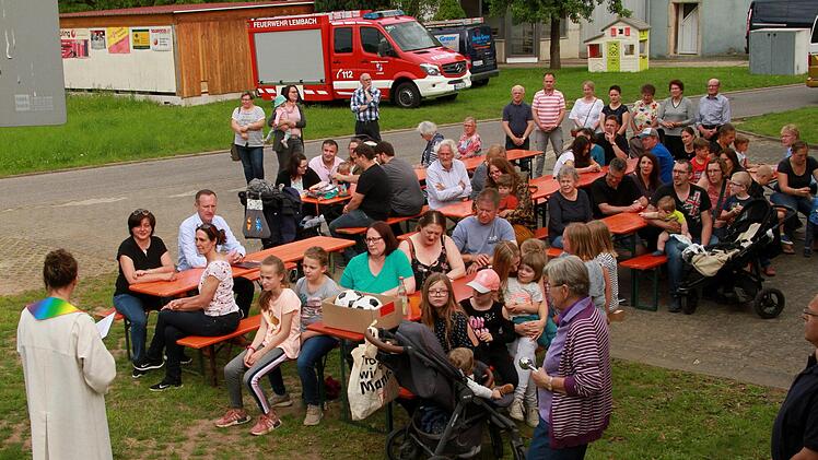 Die Kinder und Bürger des Stadtteils Lembach nahmen großen Anteil an der Segnung und Übergabe des neuen Spielplatzes.