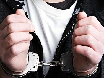 Die CSU fordert Gefängnisstrafen für Kinder, die schwere Verbrechen begangen haben - und stößt damit in der Bevölkerung auf große Zustimmung. Symbolbild: Sascha Burkard - stock.adobe.com