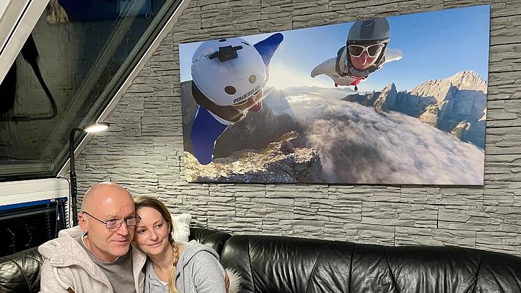 Katja und ihr Partner Jürgen haben sich beim Basejumpen kennengelernt. Katjas Unfall hat beiden einen tiefen Schock versetzt. Wird Katja jemals wieder springen können - und wollen?