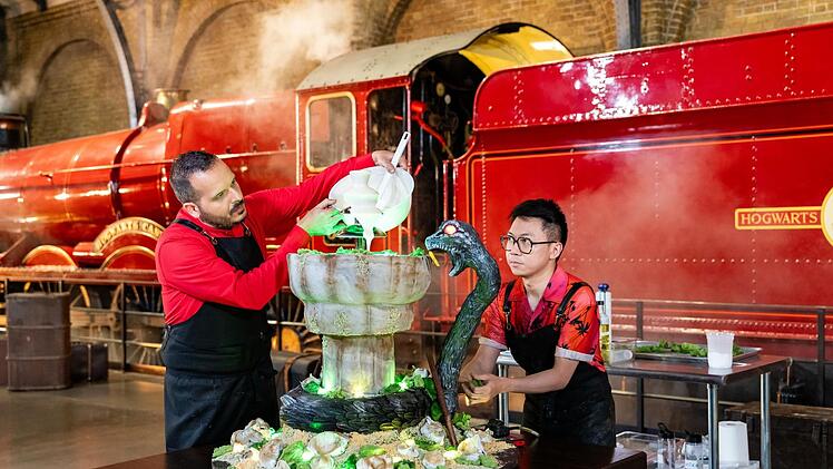 Auf dem Bahnsteig 9 3/4 vor dem originalen Hogwarts Express kreieren Chris Teixeira (links) und Miko Kaw Hok Uy eines ihrer ersten essbaren Kunstwerke.