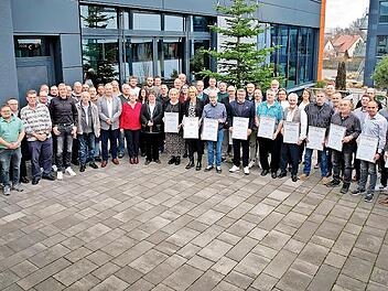 Seit 40, 25 und zehn Jahren sind diese Mitarbeiter bei der R&ouml;sler Oberfl&auml;chentechnik besch&auml;ftigt. Der Chef sagt danke.