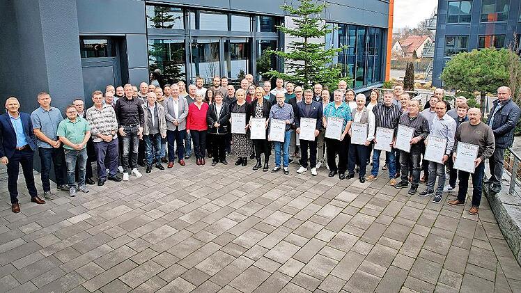 Seit 40, 25 und zehn Jahren sind diese Mitarbeiter bei der R&ouml;sler Oberfl&auml;chentechnik besch&auml;ftigt. Der Chef sagt danke.
