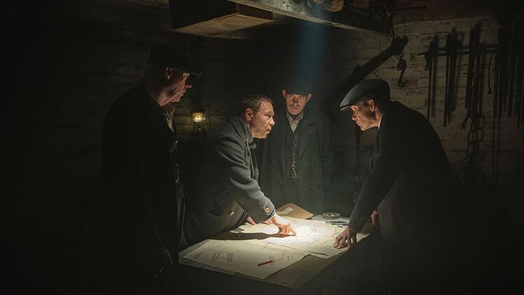 Von links nach rechts: Charlie Strong (Ned Dennehy), Hayden Stagg (Stephen Graham), Johnny Dogs (Packy Lee) und Tommy treffen in Birmingham wieder aufeinander.