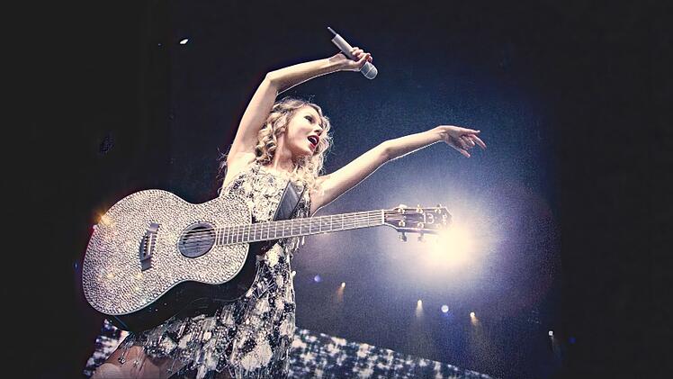 Wie schon zu Beginn ihrer Karriere, steht Taylor Swift auch heute noch mit einer Gitarre auf der B&uuml;hne.