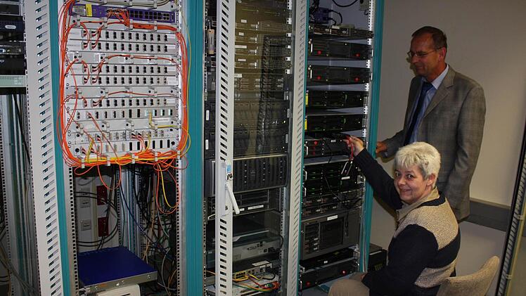 Karola Kunkel und Walter Manger  haben die EDV im Landratsamt auf- und ausgebaut.  Foto: Bartl