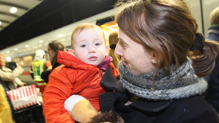 Auch der kleinste Fahrgast kam gesund aus dem Zug. Fotos: Tim Birkner