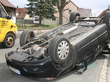 Zu einem spektakulären Unfall kam es am Freitag in Rugendorf. Fotos: Sonja Adam