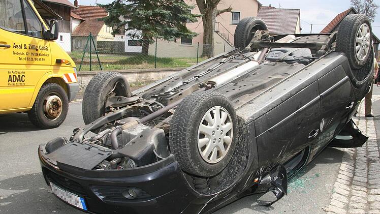 Zu einem spektakulären Unfall kam es am Freitag in Rugendorf. Fotos: Sonja Adam