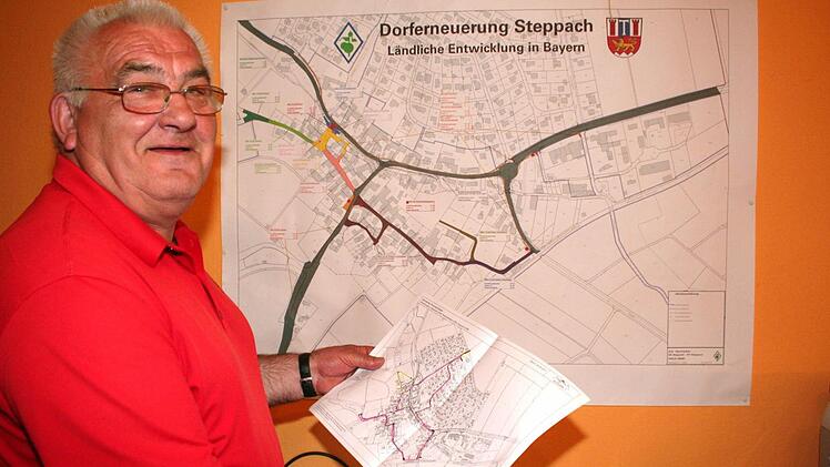 Als örtlich Beauftragter der Dorferneuerung hat Werner Dallner den Dorferneuerungsplan immer vor Augen. In Händen hält er die Route für die Besichtigung der Jury . Foto: Evi Seeger