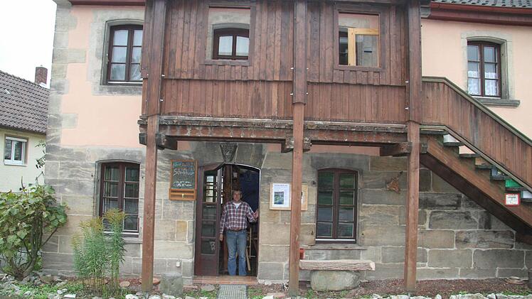 Gleich neben dem Schloss, in einer ehemaligen Töpferei, werden die Schnitzkurse und Kunstkurse für Kinder und Erwachsene stattfinden