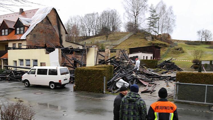 Ermitler suchen nach der Ursache des Brandes.  Fotos: Franz Galster