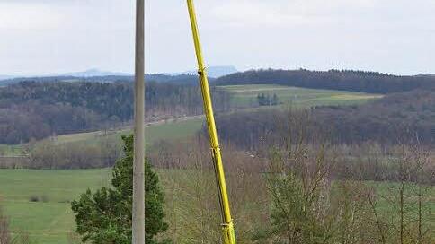 Der Storch, der hier einzieht, hat freie Sicht weit auf das Itztal hinunter.