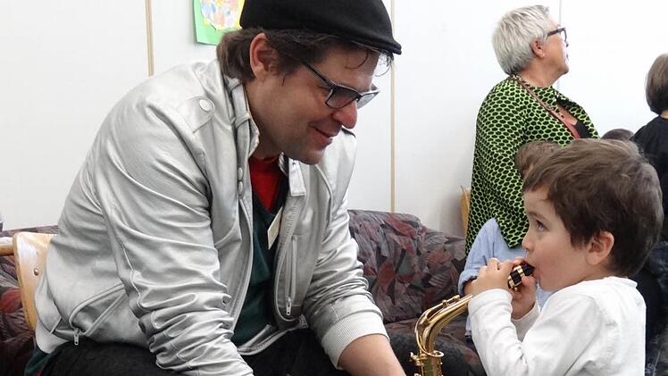 Kaum größer als das Instrument: Matthias Zippel, Profi am Saxophon und der Klarinette, zeigte den Kindern, wie einfach die Sache mit dem Mundstück und den Tönen ist.