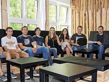 Über drei Jahre haben Dietersdorfer Jugendliche mit viel Einsatz und Liebe zum Detail ihren Treffpunkt renoviert. Beim "Tag der Offenen Tür" legte Bürgermeister Martin Mittag am Sonntag symbolisch einen großen Schlüssel für das städtische Gebäude in die Hände von Manuel Brasch (2. bzw. 3. von rechts). Ideengeber und Initiator des ersten Jugendtreffs im Dorf war vor 40 Jahren Clemens Schellenberger (rechts). Foto: B. Knauth