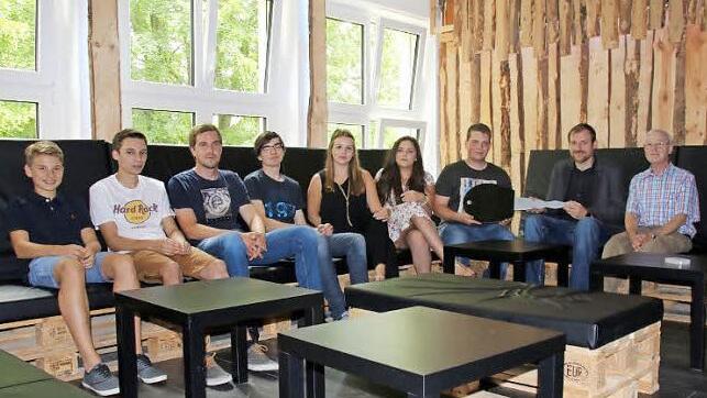 Über drei Jahre haben Dietersdorfer Jugendliche mit viel Einsatz und Liebe zum Detail ihren Treffpunkt renoviert. Beim "Tag der Offenen Tür" legte Bürgermeister Martin Mittag am Sonntag symbolisch einen großen Schlüssel für das städtische Gebäude in die Hände von Manuel Brasch (2. bzw. 3. von rechts). Ideengeber und Initiator des ersten Jugendtreffs im Dorf war vor 40 Jahren Clemens Schellenberger (rechts). Foto: B. Knauth