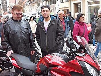 Die Motorradfans kamen auch auf ihre Kosten und konnten zahlreiche Motorräder bestaunen, die in der Innenstadt aneinandergereiht standen.