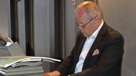 Der Kronacher Dekanatskantor Marius Popp spielte in Tschirn auf der historischen Steinmeyer-Orgel. Der Erlös aus dem Kirchenkonzert kommt der Sanierung der Orgel zugute.  Foto: Michael Wunder