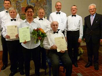 Ehrungen beim Gesangverein Altenhof (von links.): Matthias Helmprobst, Klaus Ruppert, Simone Gutwein, Gerold Kräußlich, Albert Hirsch, Sandy Kestler, Heinrich Stelzer, Peter Jacobi. Foto: Lothar Weidner