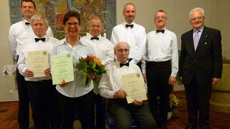 Ehrungen beim Gesangverein Altenhof (von links.): Matthias Helmprobst, Klaus Ruppert, Simone Gutwein, Gerold Kräußlich, Albert Hirsch, Sandy Kestler, Heinrich Stelzer, Peter Jacobi. Foto: Lothar Weidner