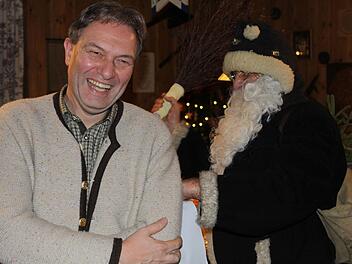 Trotz großen Einsatzes um den Fortbestand der Flößerei, bekam auch der Landrat seien Hiebe vom Nikolaus.  Michael Wunder