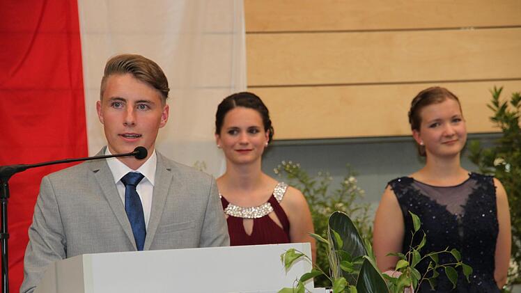 Die drei Abiturienten Moritz  Mertinke (vorne), Carolin Hümmer (hinten links) und Pia Wittmann blickten  auf eine erlebnisreiche Zeit zurück, warfen aber auch den Blick nach vorne.  Foto: Stephan Stöckel