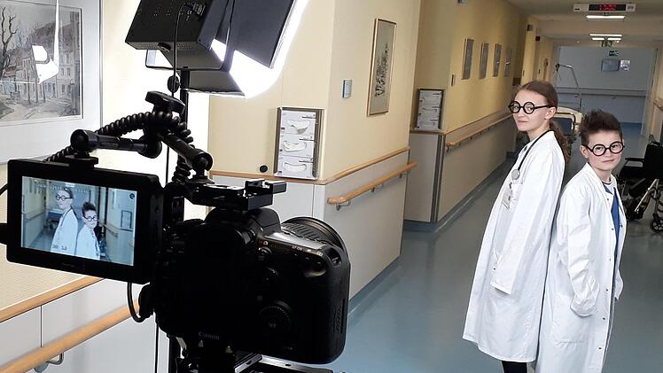 Professor Regiomaxi (Emilia Schagerl) und Doktor Regiomini (Ferdinand Schulz) bei den Dreharbeiten. Foto: iTV Coburg