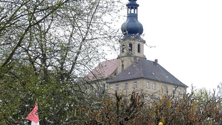 Osterstrauch mit der Johanneskirche in Trebgast im HintergrundDieter H&uuml;bner