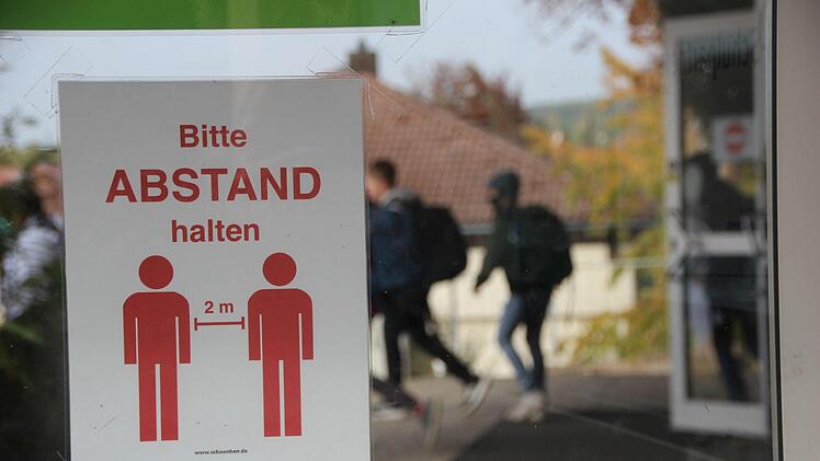 Abstand halten fällt gerade Kindern und Jugendlichen schwer. An weiterführenden Schulen, wie hier dem Friedrich-Rückert-Gymnasium in Ebern, gilt nun auch im Unterricht Maskenpflicht. Statt 1,5 Metern Mindestabstand geht man mit zwei Metern auf Nummer sicher. Foto: Eckehard Kiesewetter