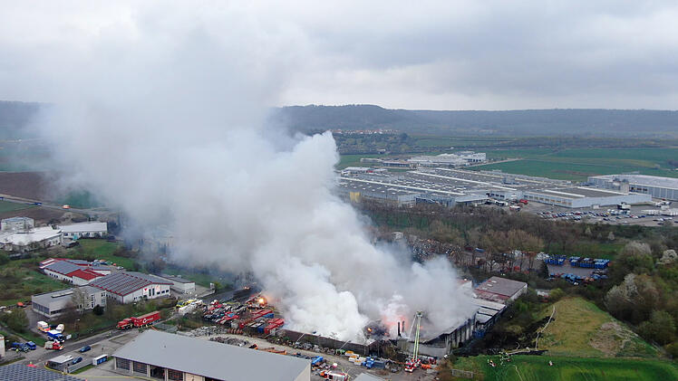 Kompletter Wertstoffhof in Flammen: Feuerwehren kämpfen gegen Großbrand