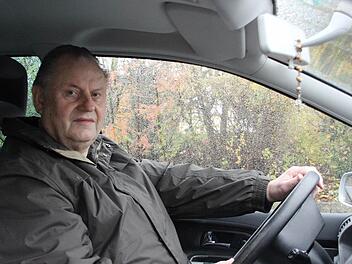 Günther Selig, Kreisvorsitzende des Autoclubs Europa (ACE), ist 72 und fährt regelmäßig Auto. "Mindestens 40 Jahre unfallfrei!", erzählt er. Foto: Katja Kölbl