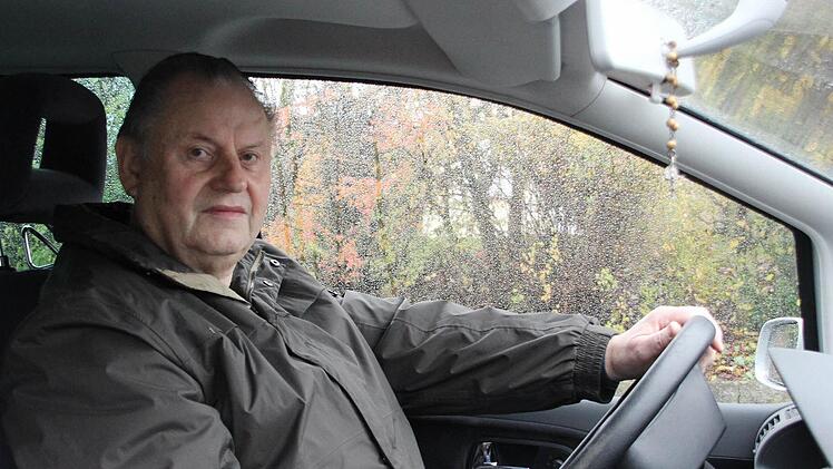 Günther Selig, Kreisvorsitzende des Autoclubs Europa (ACE), ist 72 und fährt regelmäßig Auto. "Mindestens 40 Jahre unfallfrei!", erzählt er. Foto: Katja Kölbl