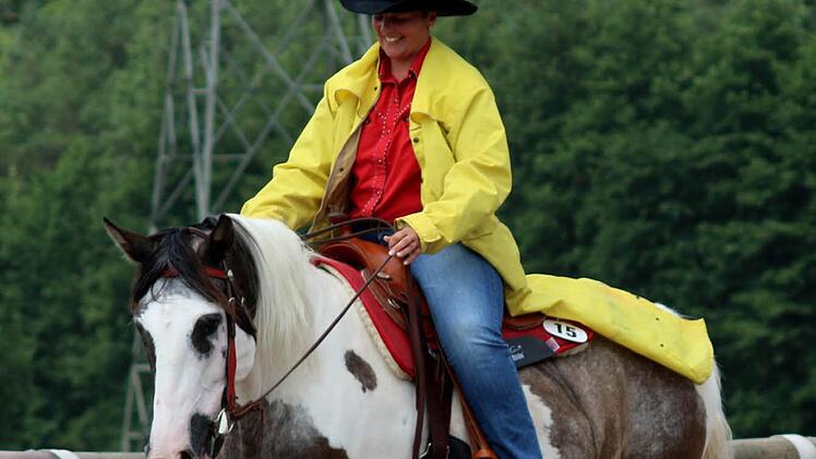 Eine Aufgabe des Gaudi-Trails war es, auf dem von Natur aus schreckhaften Pferd einen Regenmantel aus- und anzuziehen.