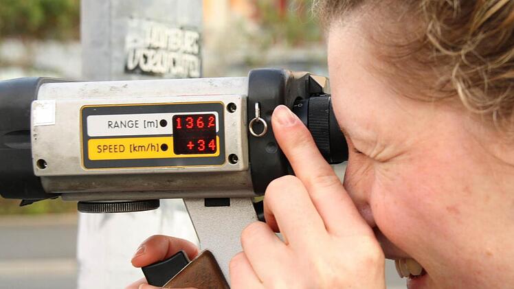 Präzisionsgerät: Diese Lasermessung betrifft ein Fahrzeug in 136,2 Metern Entfernung, es ist mit 34 km/h unterwegs. Foto: pz