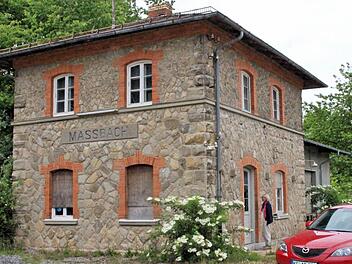 Der Maßbacher Bahnhof aus dem Jahr 1900 müsste einer Umgehungsstraße weichen, wenn die Pläne des Verkehrsministeriums bzw. Straßenbauamtes umgesetzt werden. Der Marktgemeinderat sprach sich gegen diese Trasse aus. Einige Mitglieder bezweifeln die Notwendigkeit einer Umgehung an sich.  Foto: Dieter Britz