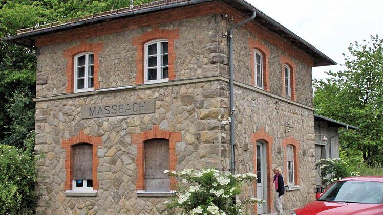Der Maßbacher Bahnhof aus dem Jahr 1900 müsste einer Umgehungsstraße weichen, wenn die Pläne des Verkehrsministeriums bzw. Straßenbauamtes umgesetzt werden. Der Marktgemeinderat sprach sich gegen diese Trasse aus. Einige Mitglieder bezweifeln die Notwendigkeit einer Umgehung an sich.  Foto: Dieter Britz